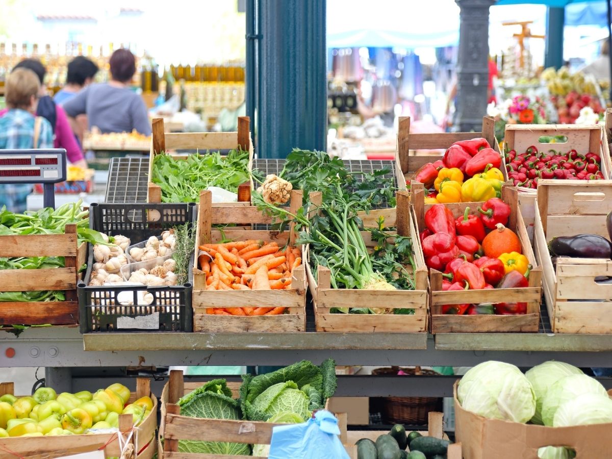 How Shopping at Farmers' Markets Boosts Women's Fruit and Vegetable Intake